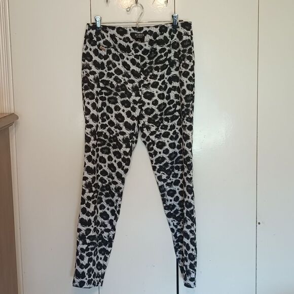 SOHO APPAREL Snow Leopard Leggings - Picture 1 of 3